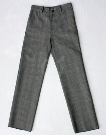 <p>Pantalón gabardina. Tela escocesa gris. No viene hecho bastas.</p>
