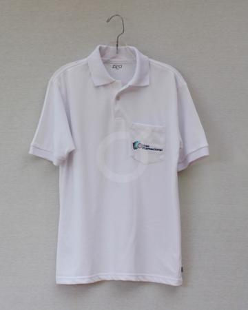 <p>Polo con cuello, botones nacarados.&nbsp;Bolsillo con sello colegio bordado. Pique polialgodon.&nbsp;Unisex.</p>

<p>&nbsp;</p>
