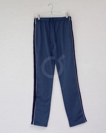 <p>Pantalon calentador. Bolsillo interno. Tira reguladora. Vivos laterales. Azul marino. Fleece perchado. Unisex.</p>

<p> </p>
