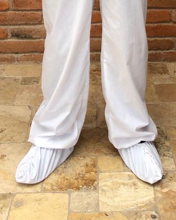 <p>Tela: Antifluido.&nbsp; Composici&oacute;n: Algod&oacute;n 35%, Poli&eacute;ster 65%.&nbsp; Peso: 123 a 136 gr/m2.&nbsp; Descripci&oacute;n:&nbsp; Babuchas en tela antifluido para protecci&oacute;n de zapatos.&nbsp; El&aacute;stico en orificio y punta.&nbsp; Lavadas:&nbsp; 50.</p>
