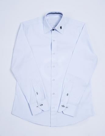 <p>Camisa blanca de hombre con bordado en cuello.</p>

<p> </p>
