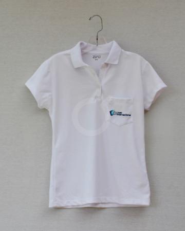 <p>Polo con cuello, botones nacarados.&nbsp; Bolsillo con sello colegio bordado. Pique polialgodon.&nbsp; Mujer.</p>

<p>Producto con tallas para mujeres adultas.</p>
