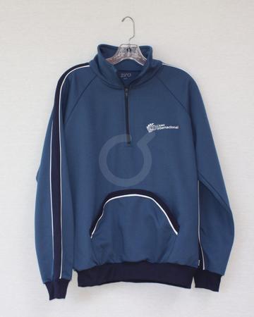 <p>Buzo cierre medio manga ranglan. Bolsillo Canguro. Vivos en mangas. Sello en pecho. Azul acero. Fleece perchado. Unisex.</p>

<p>&nbsp;</p>
