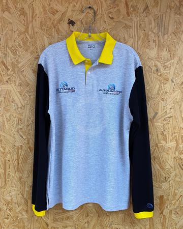 <p>Camiseta polo hombre/unisex con cuello, picos y botones nacarados.&nbsp; Manga larga. Pique polialgodon 50%-50%, tejido normal o nido de abeja.&nbsp; Cuello y pu&ntilde;os tono a tono. Calidad premium.</p>

<p>Producto bajo pedido, m&iacute;nimo 24 unidades.&nbsp; Pedidos&nbsp;a ventas@ziro.com.ec</p>

<p>Precio varia dependiendo de la cantidad y bordados.</p>

